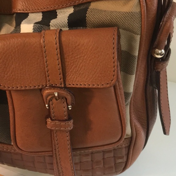 BURBERRY STUNNING BAGUETTE STYLE AUTHENTIC BAG WITH EXTRA STORAGE POCKETS - Picture 8 of 16